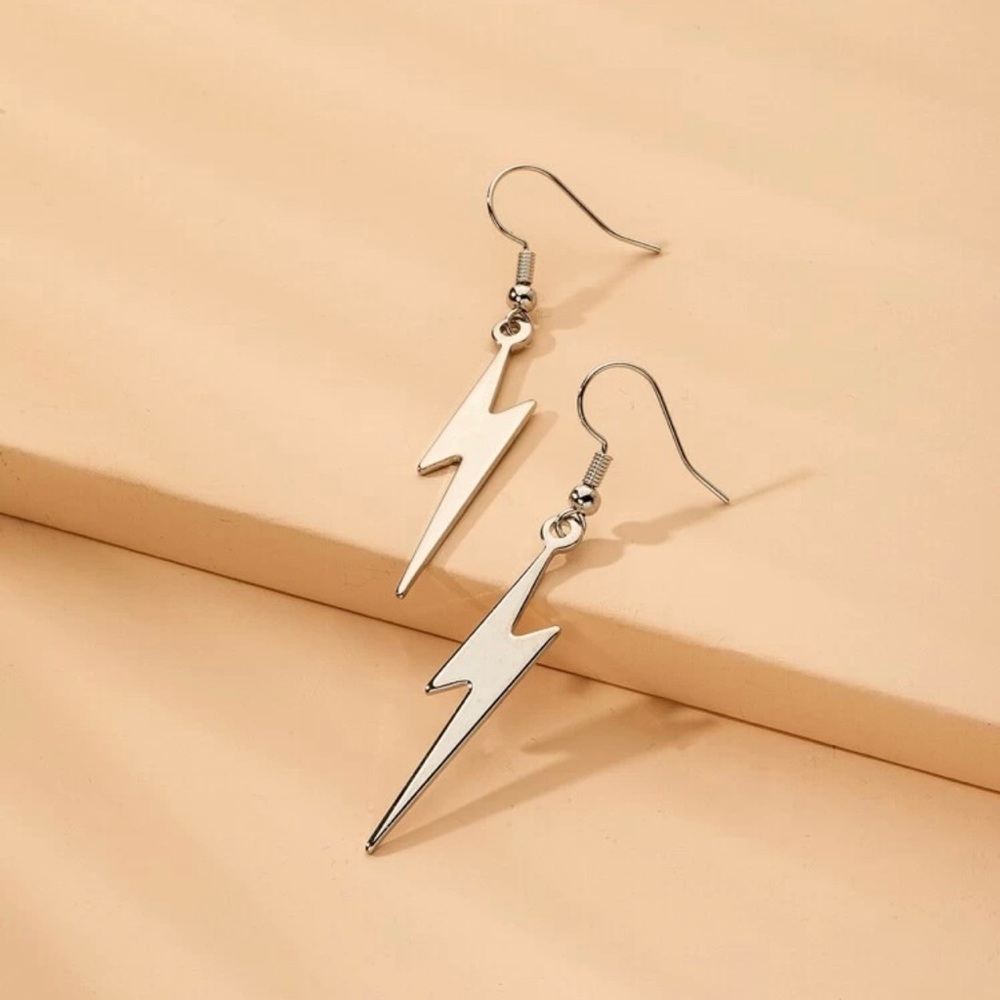 3/$30 🤍 Lightning Bolt Earrings - Picture 1 of 3